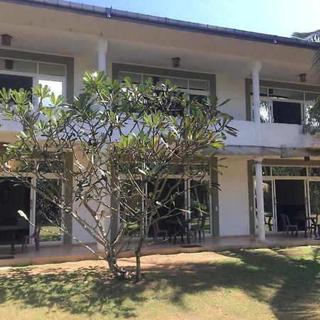 Raja Beach Hotel Balapitiya Eksteriør billede