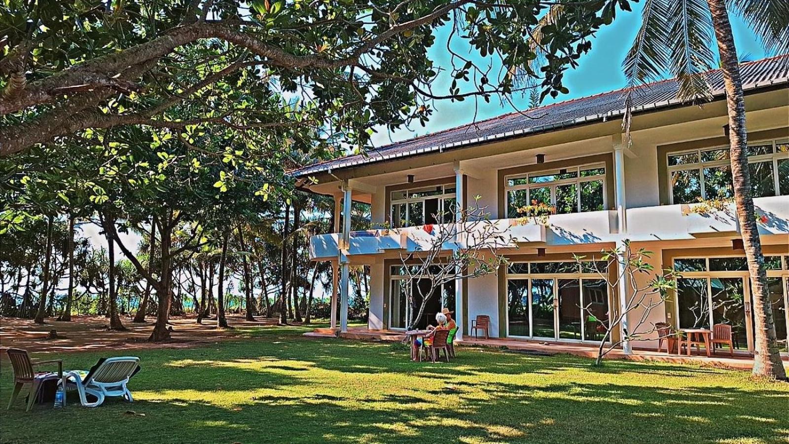 Raja Beach Hotel Balapitiya Eksteriør billede