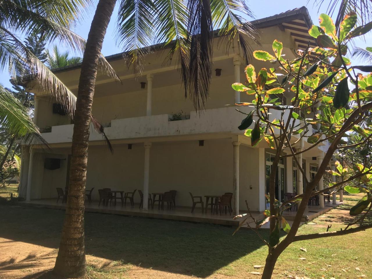 Raja Beach Hotel Balapitiya Eksteriør billede