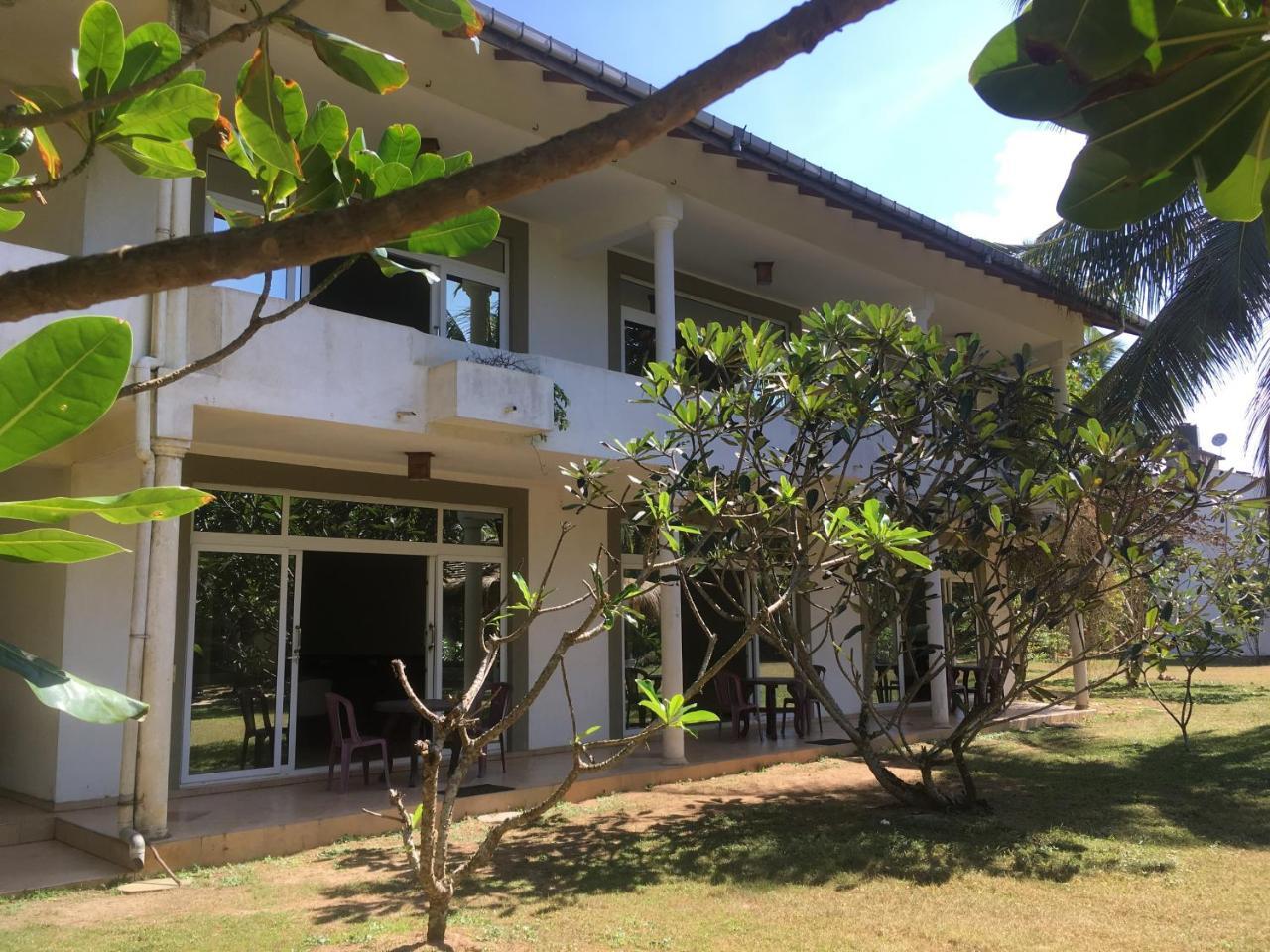 Raja Beach Hotel Balapitiya Eksteriør billede