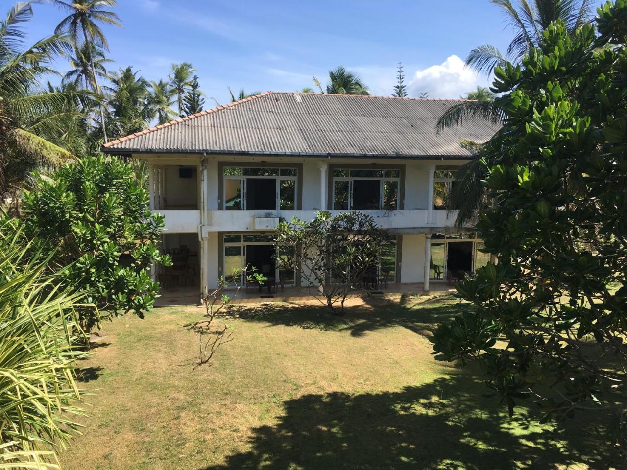 Raja Beach Hotel Balapitiya Eksteriør billede