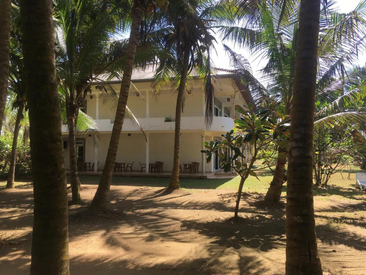 Raja Beach Hotel Balapitiya Eksteriør billede