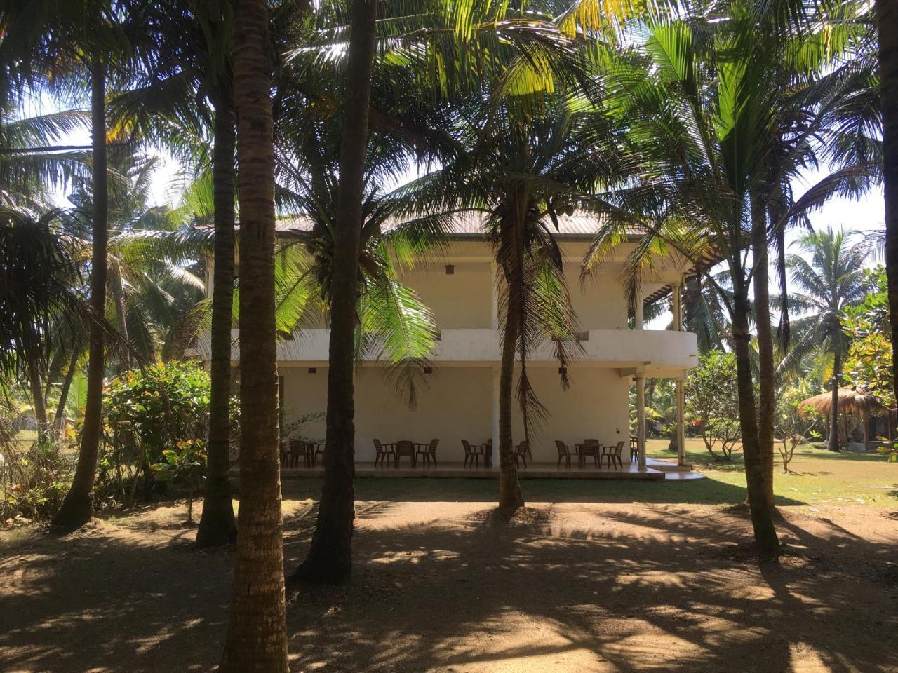 Raja Beach Hotel Balapitiya Eksteriør billede