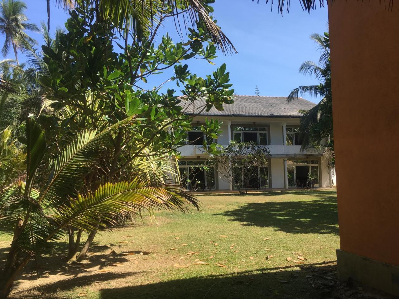 Raja Beach Hotel Balapitiya Eksteriør billede