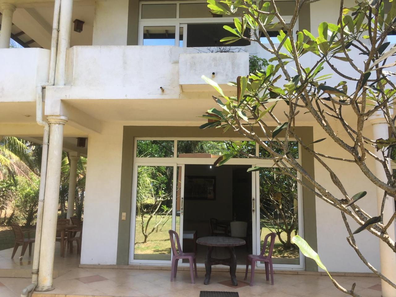 Raja Beach Hotel Balapitiya Eksteriør billede