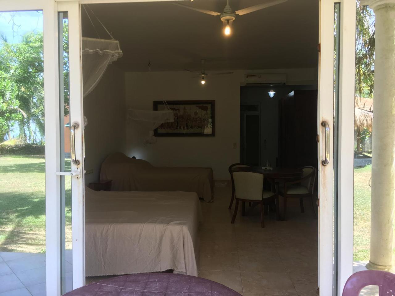 Raja Beach Hotel Balapitiya Eksteriør billede