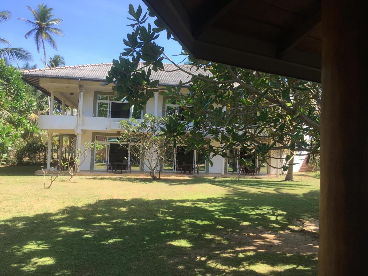 Raja Beach Hotel Balapitiya Eksteriør billede