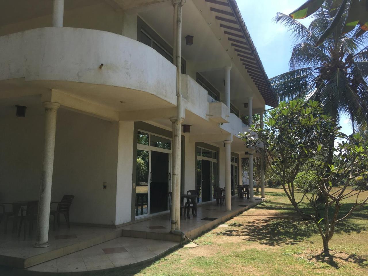 Raja Beach Hotel Balapitiya Eksteriør billede